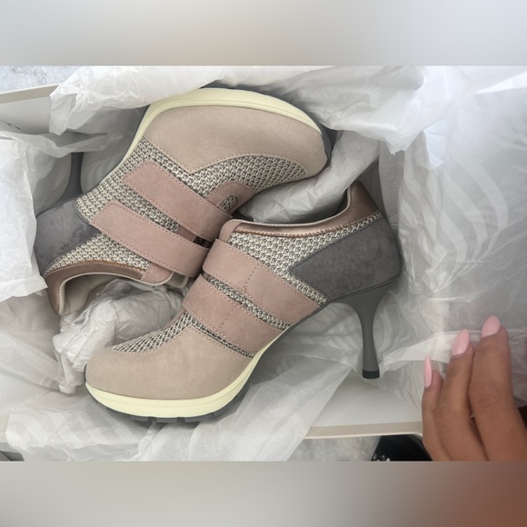 Elegant Beige and Cream Women's Sneakers - Picture 2 of 6